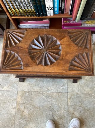 Baúl de madera tallada antiguo