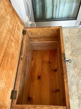 Baúl de madera tallada antiguo