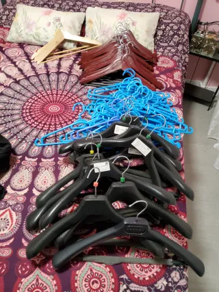 Lote de perchas de madera y plástico