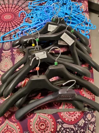 Lote de perchas de madera y plástico