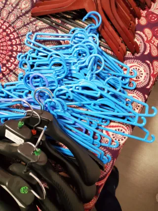 Lote de perchas de madera y plástico