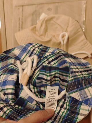 Chapéus de criança com padrão de peixe