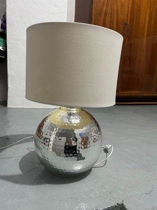 Lámpara de mesa plateada y beige