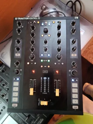 Controlador DJ Traktor Kontrol Z2