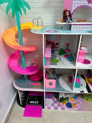 Casita de muñecas en perfecto estado