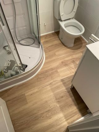 Instalación de tarimas flotante y puertas