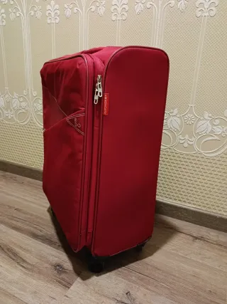 Maleta de viaje roja con ruedas