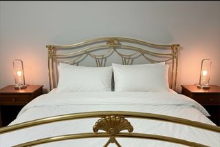 Cabecero de metal dorado