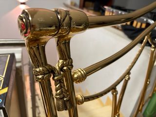 Cabecero de metal dorado