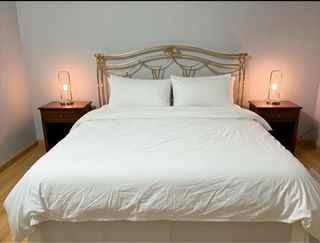 Cabecero de metal dorado