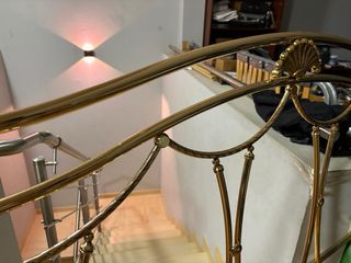 Cabecero de metal dorado