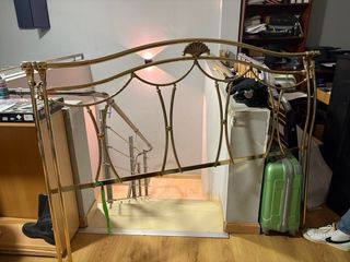 Cabecero de metal dorado