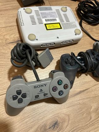 Consola Sony PS1 con mandos y cables