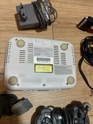 Consola Sony PS1 con mandos y cables