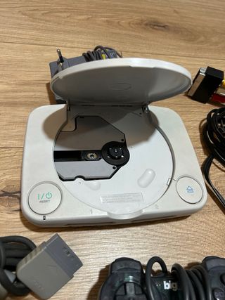 Consola Sony PS1 con mandos y cables