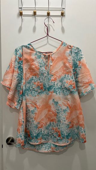 Camisa de seda floreada naranja y verde azulado