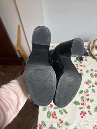 Botas negras con hebillas y tachuelas