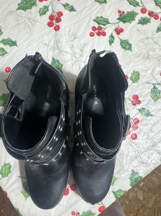 Botas negras con hebillas y tachuelas