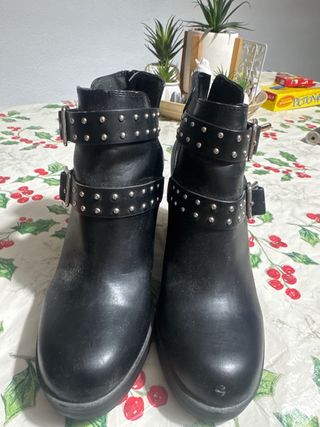 Botas negras con hebillas y tachuelas