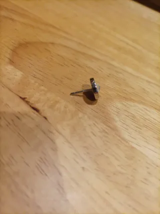 Pendiente Guess sin tuerca