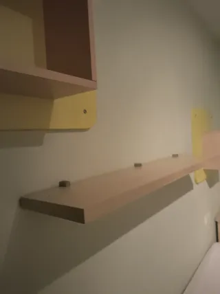 Estanterías madera y verde