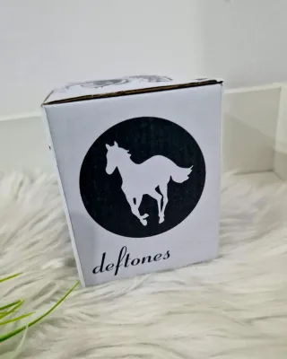 Caneca Deftones com Cavalo e Banda