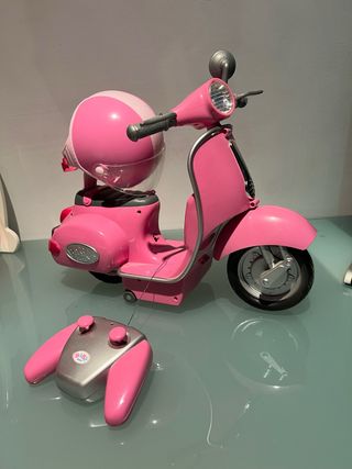 Moto teledirigida rosa con casco para muñecas