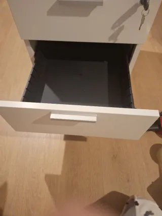 Cajonera de escritorio blanca con llave.