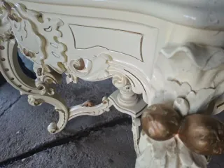 Antiguo y distinguido recibidor madera noble.