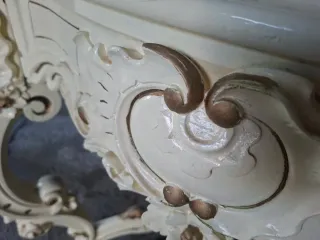 Antiguo y distinguido recibidor madera noble.