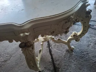 Antiguo y distinguido recibidor madera noble.