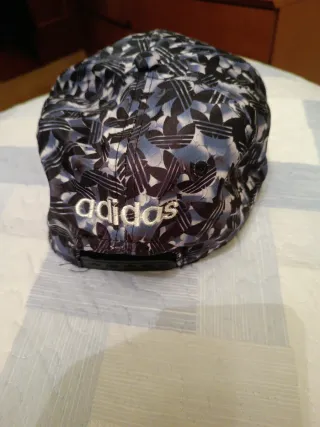 Gorra Adidas Estampada Negra y Azul