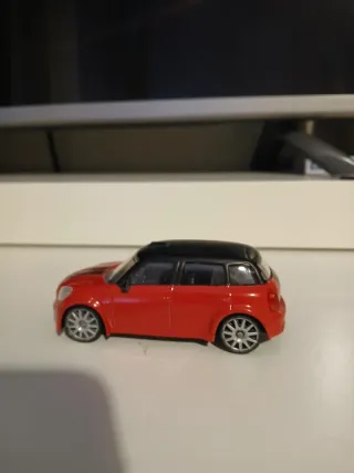 Coche de juguete rojo y negro