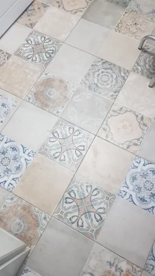 Suelo cerámico Alcázar hidráulico beige 45x45