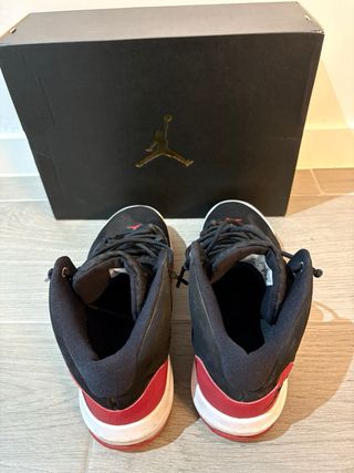 Zapatillas Jordan Max Aura Negras Rojas