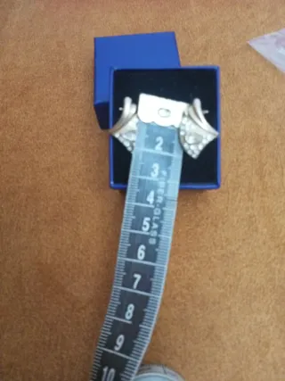 Pendientes antiguos dorados con pedrería