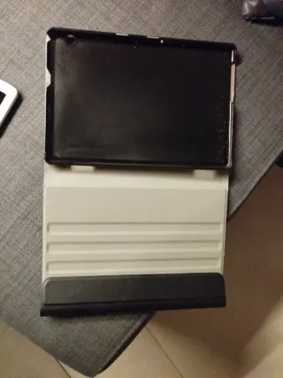 Tablet Huawei Gris/Blanco con funda.