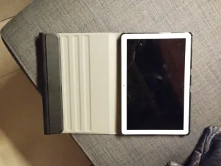 Tablet Huawei Gris/Blanco con funda.