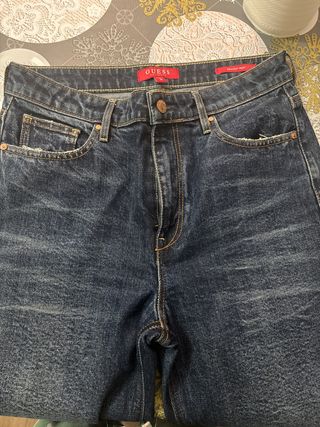 Pantalones vaqueros Guess rectos de mujer.