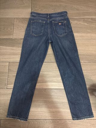 Pantalones vaqueros Guess rectos de mujer.
