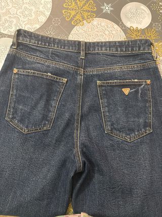 Pantalones vaqueros Guess rectos de mujer.