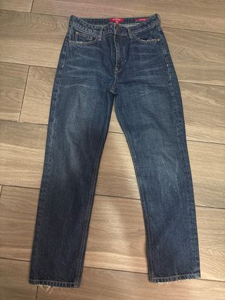 Pantalones vaqueros Guess rectos de mujer.