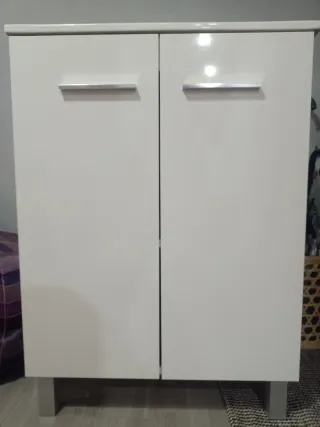 Mueble de baño con lavabo, espejo y grifo