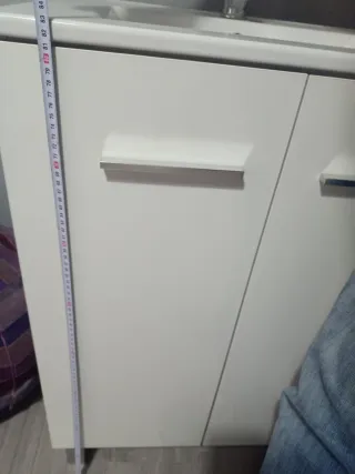 Mueble de baño con lavabo, espejo y grifo