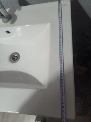 Mueble de baño con lavabo, espejo y grifo