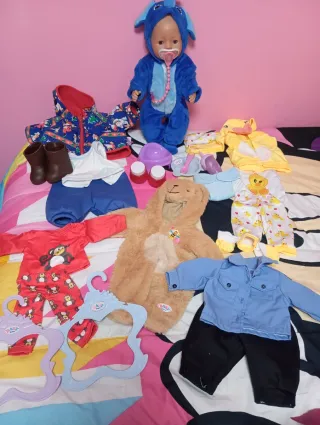 muñeco Baby Born chico con ropa y accesorios