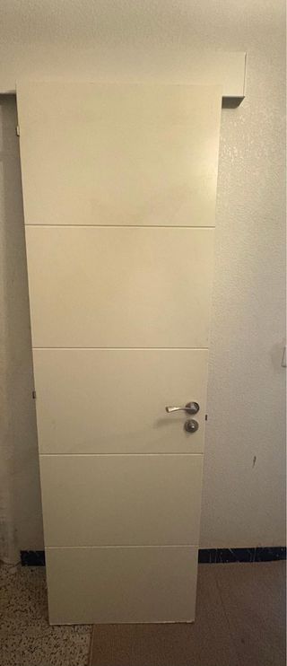 Puerta interior blanca