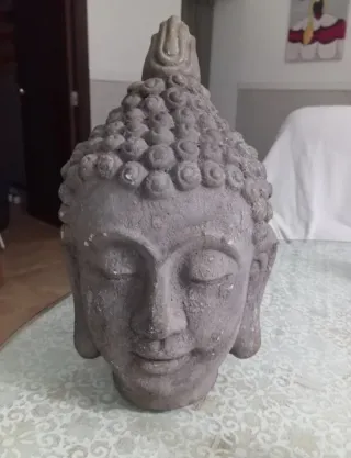 Cabeza de Buda de piedra gris