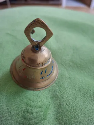 Campanita de bronce decorada