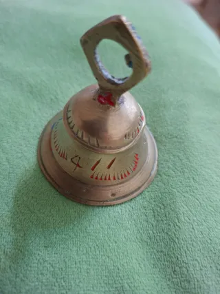 Campanita de bronce decorada